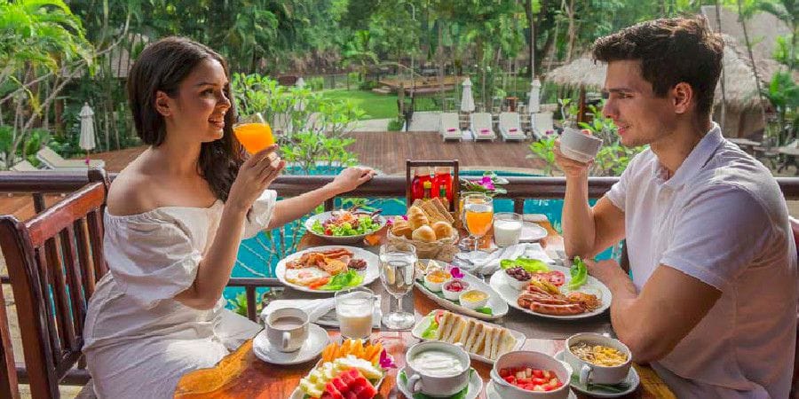 Vanuit het Jungle testaurant heeft u een prachtig utizicht. In het restaurant worden Thaise en internationale maaltijden geserveerd. In de avond is er live muziek.