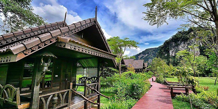 Het Montania LIfestyle Resort heeft 2 soorten accommocaties. Dit zijn de Thai Classic Room en de houten Thai Boutique Chalet. De houten chalets hebben het voordeel dat u geen onder of bovenburen heeft.