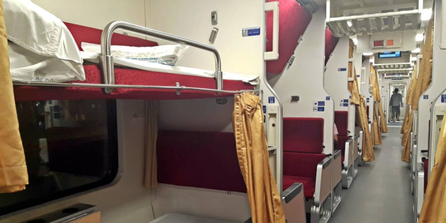 Vlak na vertrek komt het personeel langs om uw stoel in een bed te veranderen. In de trein wordt eten, drinken en snacks verkocht maar alcoholhoudende dranken zijn niet toegestaan.