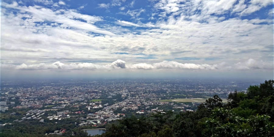 De tempel op de berg Doi Suthep is een van de meest belangrijke in Thailand. De rit naar boven heeft verschillende uitzichtpunten. Ook vanaf de tempel heeft u een prachtig uitzicht op de stad.