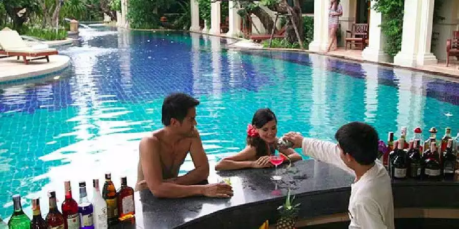 khum-phaya-resort-pool-bar-640x457-1804-900-450-80-c-1500x1125