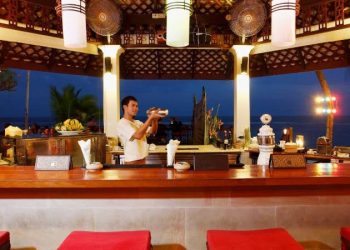 Het Centara Villa Samui beschikt over een restaurant met internationale en Thaise gerechten, een bar bij het zwembad en een lounge met snacks, wijn, cocktails en live muziek.