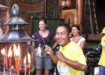 In Bangkok maakt u een boot/fietstocht. Tijdens deze tour ziet u het echte Bangkok. U bezoekt  kleine tempels, markten, scholen.