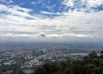 De tempel op de berg Doi Suthep is een van de meest belangrijke in Thailand. De rit naar boven heeft verschillende uitzichtpunten. Ook vanaf de tempel heeft u een prachtig uitzicht op de stad.