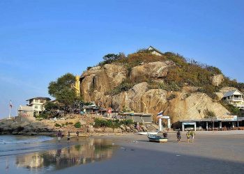 Dag 3 t/m 5:  Aan het eind van het strand kunt u de berg Khao Takiap bezoeken. U komt er wilde aapjes tegen en vanaf de tempel heeft u een mooi uitzicht.