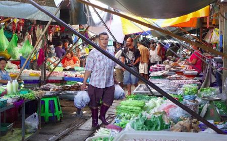 Op de Maeklong Railway markt ziet u de trein letterlijk door de markt rijden. Achter deze treinmarkt staan een paar markthallen waar vooral groente en fruit verkocht wordt.