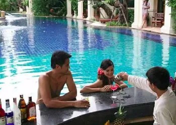 khum-phaya-resort-pool-bar-640x457-1804-900-450-80-c-1500x1125